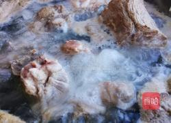 玉米莲藕花生筒骨汤的做法图解4