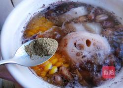 玉米莲藕花生筒骨汤的做法图解11