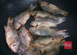 黄豆焖小酥鱼的做法图解2