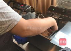 汉堡｜红色鸡排汉堡的做法图解2