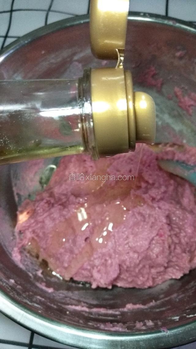 玉米油抹面团。