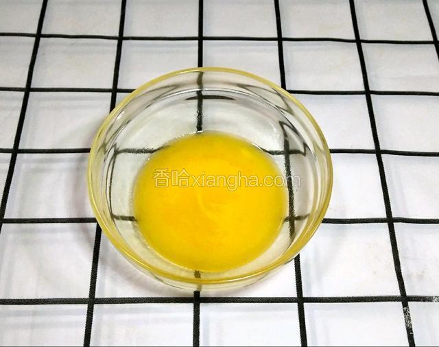 黄油隔水融化。