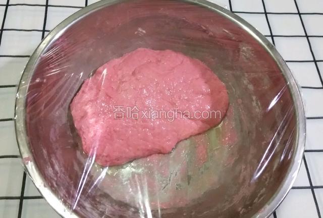 保鲜膜盖好醒20分钟。