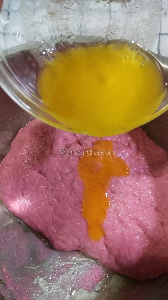 黄油倒入面团。