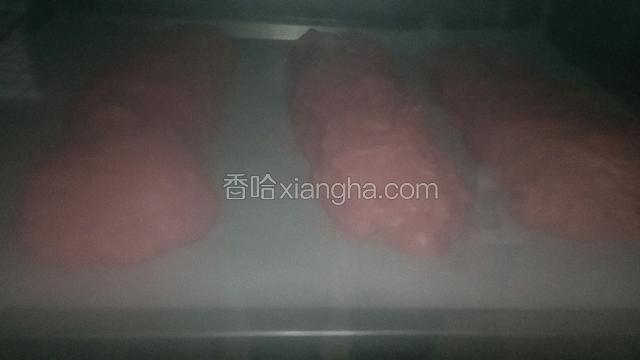 放烤箱里二次醒发20-30分钟，烤箱下面放温热水。马上都是蒸汽了。