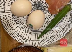 番茄鸡肉秋葵厚蛋烧的做法图解1