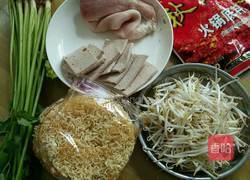 香辣豆芽肉片面的做法图解1