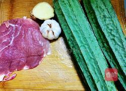 丝瓜炒肉片的做法图解1