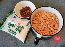 盐爆花生米的做法图解1