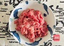 Illustration of how to make shredded pork with Beijing sauce 12