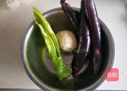 茄子炖土豆的做法图解1