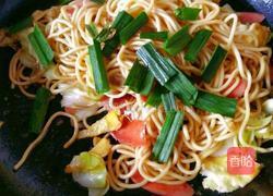 火腿鸡蛋炒面条的做法图解10