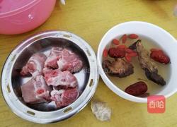 土茯苓排骨汤的做法图解1