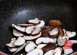 西兰花炒香菇的做法图解6