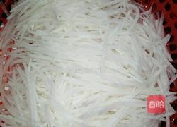 蒜苗炒萝卜丝的做法图解2