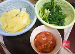 Illustration of how to make stir-fried pork slices with garlic sprouts and potatoes 2