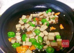 辣椒炒鸡蛋干的做法图解4