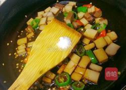 辣椒炒鸡蛋干的做法图解5