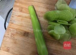 炒莴苣的做法图解1