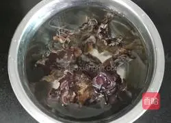 Illustration of how to make pork, fungus and bitter melon stuffed 1