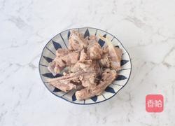 猪骨菌菇汤的做法图解3