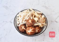 猪骨菌菇汤的做法图解4