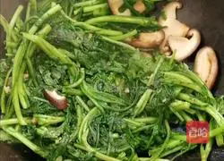 Illustration of how to stir-fry chrysanthemums with garlic and shiitake mushrooms 8