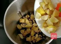 Illustration of how to make chestnut double soy milk 7