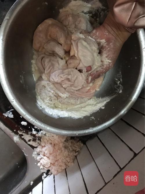 将大肠反面把内壁的白色油扯干净放面粉再放一把盐下去抓洗,反复多几