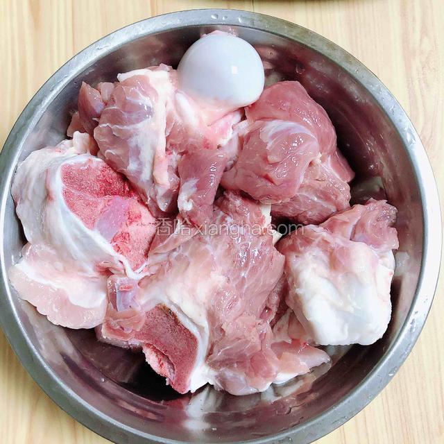 准好大骨棒，洗净待用。