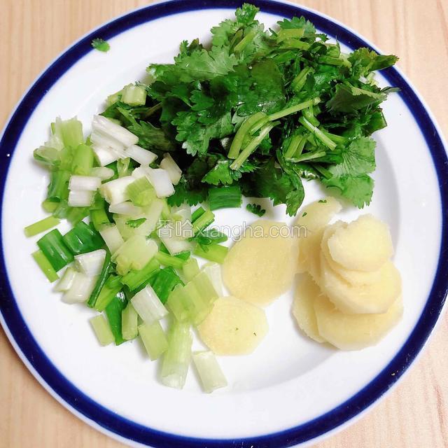 配菜切好待用。