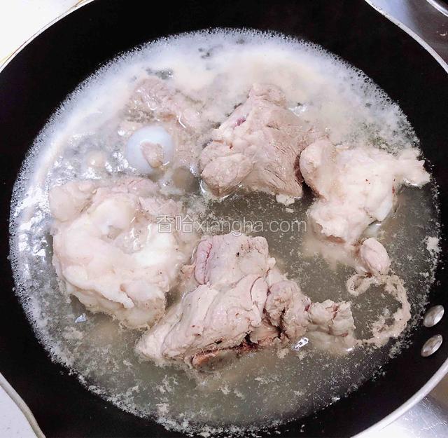 锅中烧开水，放入大骨棒，煮一下骨棒祛除血水。