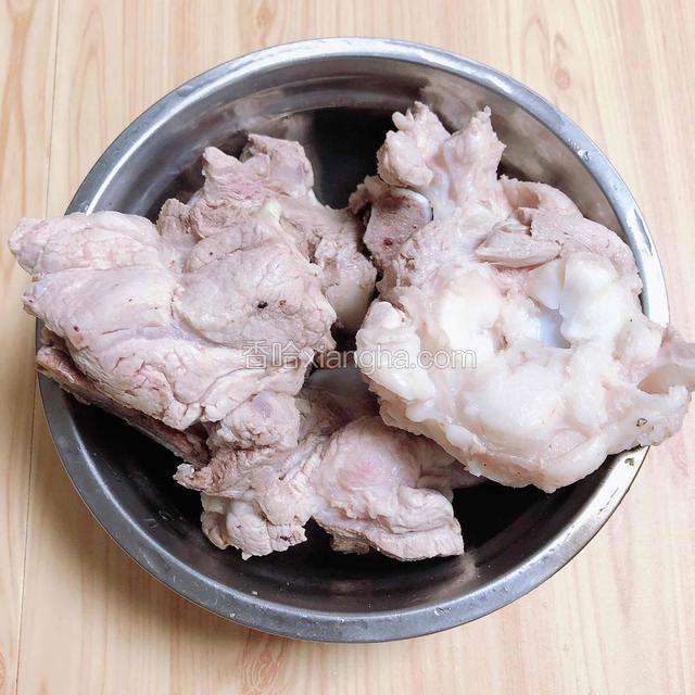 大骨棒洗净待用。