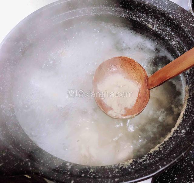 将大骨棒放入砂锅中，放入水煮开锅，撇弃表层的浮沫子。盖盖儿小火儿慢炖。