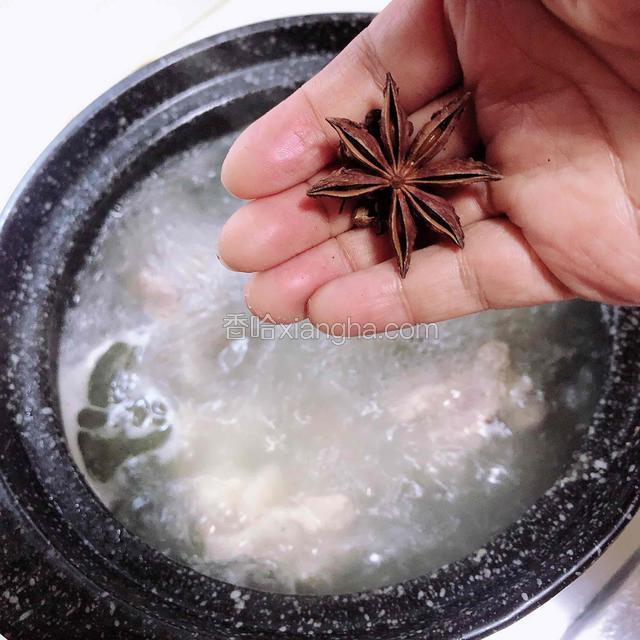 将大骨棒炖煮大约20分钟后，放入花椒大料。