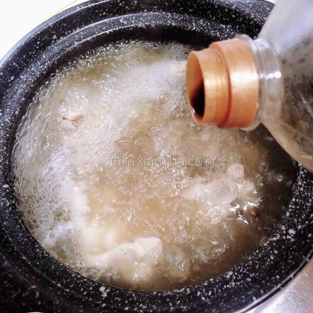 放入生抽、蚝油。