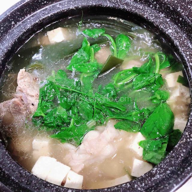 开盖儿，尝一下咸淡味，如果咸度够就不用放盐，海带的咸味会比较重。放入豌豆苗。