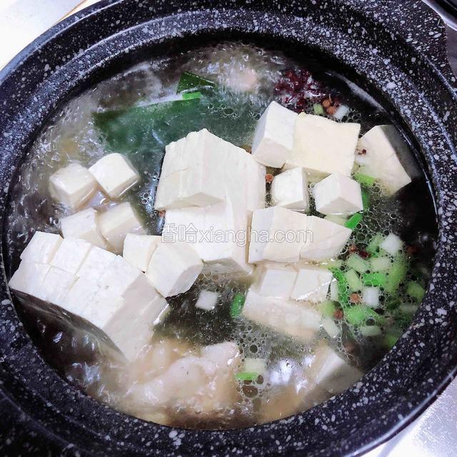 再放入豆腐块儿，轻轻搅拌均匀。盖盖儿，小火儿慢炖20分钟。