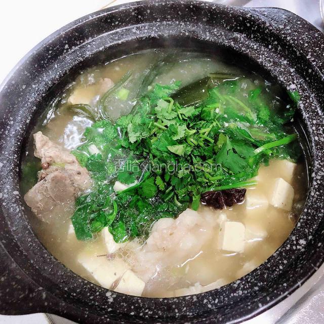 豌豆苗烫熟，撒上香菜，即可出锅了。