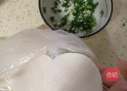 葱油饼早餐的做法图解1