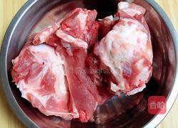 酸菜炖大骨的做法图解1