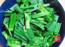 豆豉蒜苗炒腊肠的做法图解2