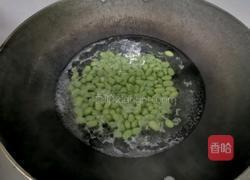 毛豆炒蛋的做法图解2