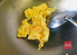 绿豆芽粉条蒜苗炒鸡蛋的做法图解3