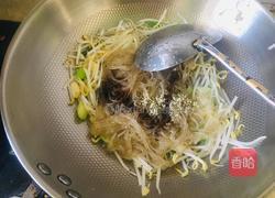 绿豆芽粉条蒜苗炒鸡蛋的做法图解5