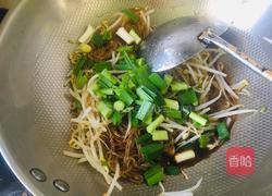 绿豆芽粉条蒜苗炒鸡蛋的做法图解6