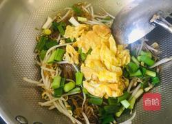绿豆芽粉条蒜苗炒鸡蛋的做法图解7