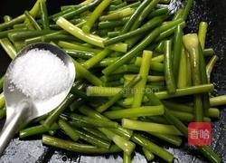 蒜苗炒腊肠的做法图解5