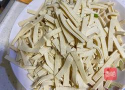 芫荽炒豆腐皮的做法图解1