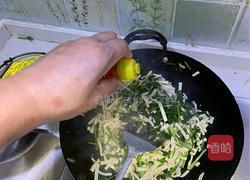 芫荽炒豆腐皮的做法图解7